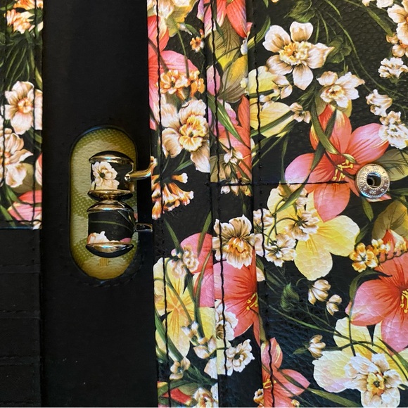 Tahari new floral wallet - Picture 5 of 6